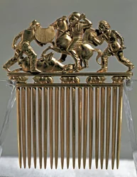 Art scythe : peigne en or décoré de scènes de bataille avec des guerriers scythes. Peigne avec une scène de combat. Du tumulus de Solokha en Russie, aujourd