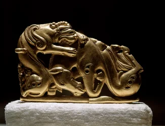 Art scythe : boucle de ceinture en or représentant un griffon attaquant un cheval. De Chiliktin. Ve-IVe siècle av. J.-C. Saint-Pétersbourg, musée de l