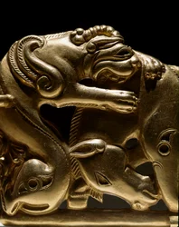 Art scythe : fibule de ceinture en or représentant un griffon attaquant un cheval (détail)