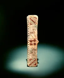 Fermoir de ceinture gravé avec ornement géométrique et cerfs, début du 1er millénaire av. J.-C.