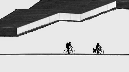 Cyclistes en silhouette sur les escaliers