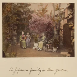Une famille japonaise dans son jardin