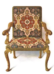 Chaise dorée recouverte de broderie