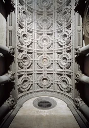 Vue intérieure du plafond voûté du vestibule de l