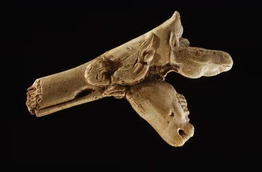 Lanceur de javelot à trois têtes, un bâton de corne préhistorique