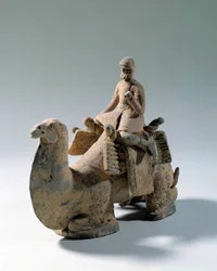 Civilisation sogdienne : chameau et transport de soie. Statue funéraire en terre cuite. Ve ou VIe siècle. Paris, Musée Cernuschi