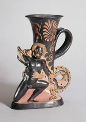 Rhyton en forme de corne à figures rouges représentant un crocodile attaquant un Nubien, grec, c.350 av. J.-C.