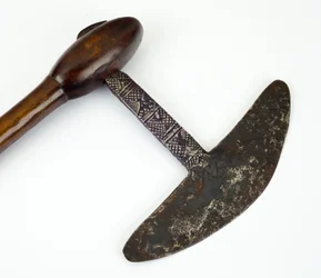 Gano, ou hache de bataille en fer noirci et bois