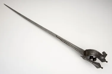 Pata, épée-gantelet
