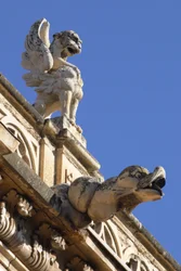 Gargouille et acrotère, détail de l