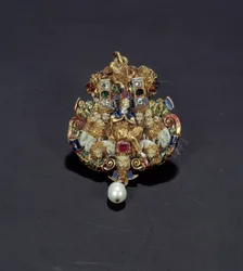 Bijoux : pendentif en diamant, émail sur or rond, émeraude et perle représentant Daniel dans la fosse aux lions. 1550-1600. D