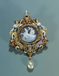 Bijoux : pendentif émaillé sur or rond avec un camée. 1550-1575. Paris, Musée du Louvre