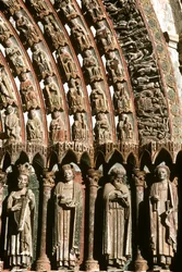 Sculptures de niche et de voussoir du portail ouest
