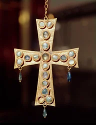 Croix pendentif de la couronne votive d