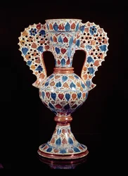 Vase à glaçure stannifère avec décor lustré, hispano-mauresque, Valence, 3e quart du XVe siècle