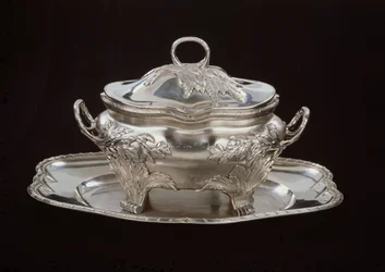 Soupière avec sa soucoupe (argent)