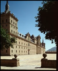 Vue de la façade principale du Siège Royal
