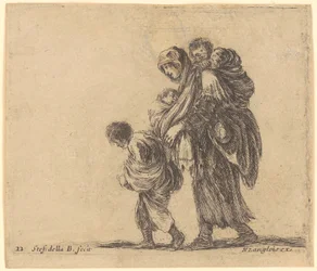 Pauvre femme marchant vers la gauche avec un enfant sur le dos, un tout-petit dans un porte-bébé et un enfant plus âgé devant elle