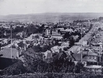 Launceston : Vue depuis Upper Brisbane Street, surplombant Brisbane et Paterson Streets, State High School au centre