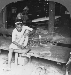 Garçons fabriquant le parapluie natif, Birmanie