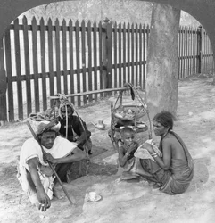 Petit déjeuner au bord de la route près de Mandalay, Birmanie, 1908