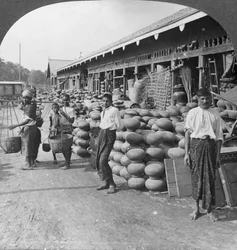 Boutique de poterie dans une rue de Mandalay, Birmanie, 1908