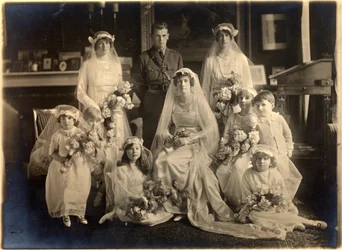 Portrait de groupe de mariage de Lady Blanche Cavendish et du colonel Ivan Murray, Guards Chapel, Lansdowne House, 21 avril 1919