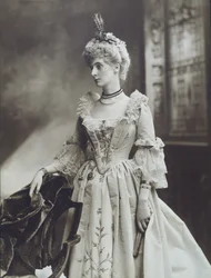 Lady Evelyn Cavendish, plus tard duchesse de Devonshire, en dame à la cour de l