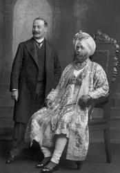 Maharaja Sir Ranbir Singh Bahadur de Jind avec un officiel britannique