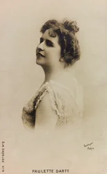 Portrait de la chanteuse française Paulette de Bardy, connue sous le nom de Paulette Darty ; carte postale