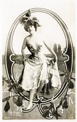 Q : Marcelle Yrven, actrice française - Théâtres : Palais Royal, Folies dramatiques, Paris - Alphabet en carte postale
