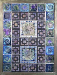 Panneau de carreaux en verre Favrile, moulé avec des fleurs et des motifs géométriques, XXe siècle