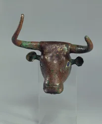 Tête de taureau, avec inscription royale sumérienne, monture pour un meuble ou une harpe, de Telloh (ancien Girsu) Période dynastique ancienne, c.2500-2400 av. J.-C. (cuivre)