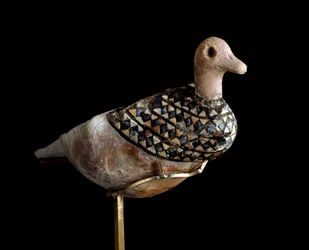 Basse Mésopotamie, Irak, art sumérien : lampe en forme de canard réalisée avec une coquille incrustée de lapis-lazuli, de calcaire rouge et de nacre. 3000 av. J.-C. L. 21 cm. Bagdad, Musée national d