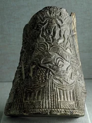 Civilisation sumérienne : fragment de vase au serpent provenant de l