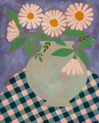 Des marguerites dans un vase violet