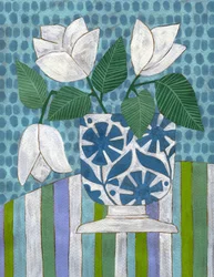 Fleurs fraîches dans un vase bleu