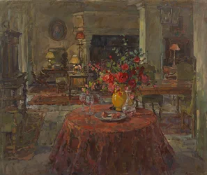 Grand salon avec des roses rouges