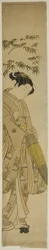 Jeune femme marchant dans la neige