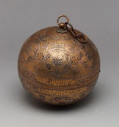 Globe percé, vers 1300