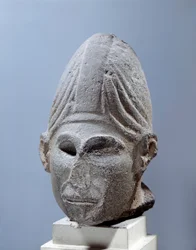 Antiquité orientale : tête de dieu syrien. Environ 2500 av. J.-C. de Djabboul, Syrie. Paris, Musée du Louvre