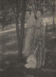 Dans les bois, v. 1899 (photo)