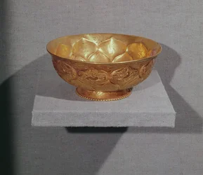 Bol décoré de pétales de lotus en relief
