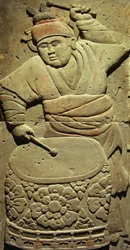 Stèle en terre cuite avec musicien, dynastie Tang (618-907), découverte dans la province de Shaanxi, Musée de la Forêt de Stèles à Xi