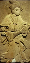 Stèle en terre cuite avec musicien, dynastie Tang