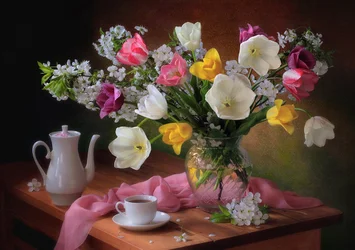 Tulipes printanières et thé