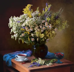 Nature morte estivale aux fleurs sauvages