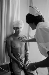 Des soldats américains blessés pendant la guerre du Viêt Nam sont évacués par avion vers un hôpital à Clark A...