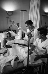 Des soldats américains blessés pendant la guerre du Viêt Nam sont évacués par avion vers un hôpital à Clark A...