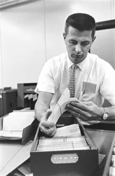 Opérateur informatique Don Murray travaillant avec un des premiers ordinateurs numériques IBM utilisant des cartes perforées